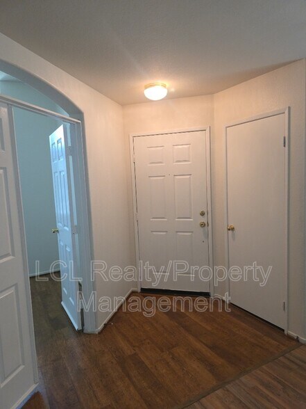Building Photo - 26807 Mountain Glen Dr
