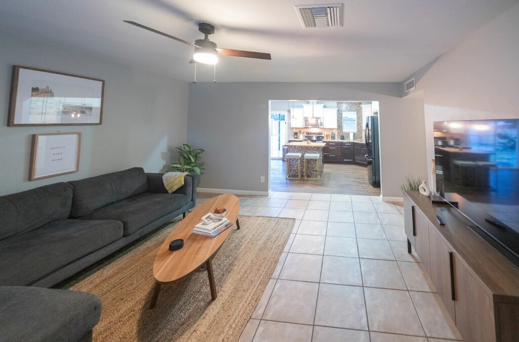 Building Photo - 422 E Balboa Dr