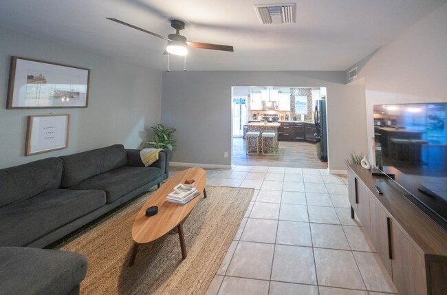 Building Photo - 422 E Balboa Dr