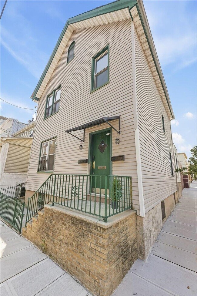 Building Photo - 149 37th St