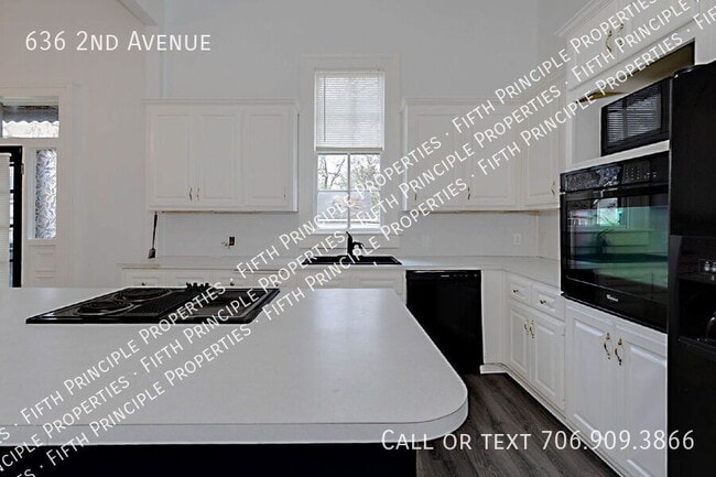 Building Photo - 636 2nd Ave