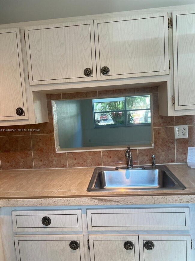 Building Photo - 5181 W Oakland Park Blvd