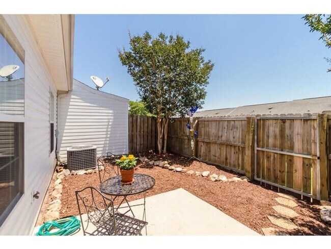 Building Photo - End-unit 2 Bed / 2 Bath Townhome with LVP Floors & washer/dryer included