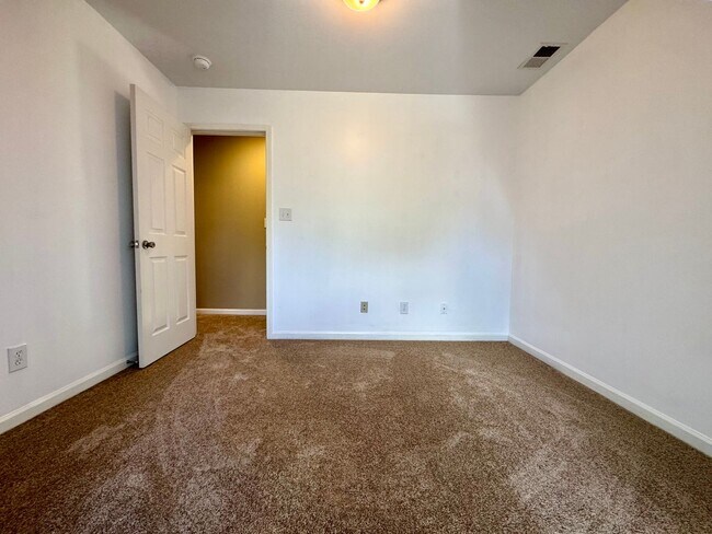 Building Photo - The Oaks at Westgate