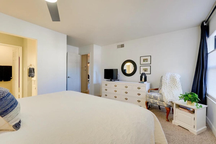 Building Photo - 8787 E Mountain View Rd