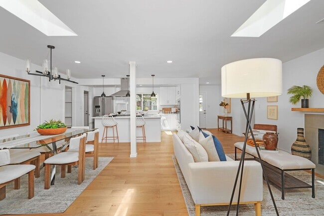 Building Photo - Fully Renovated Orinda Home for Rent, Avai...