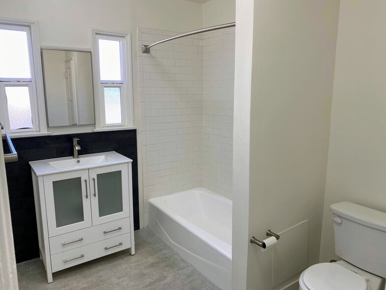 Building Photo - 4403 1/2 W Exposition Blvd