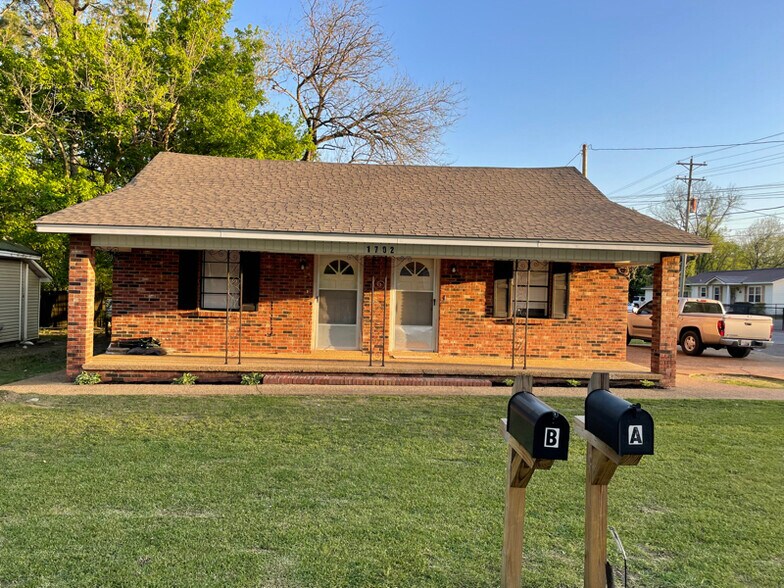 Building Photo - 1702 Bunch St