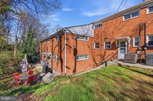 Building Photo - 5039 8th Rd S