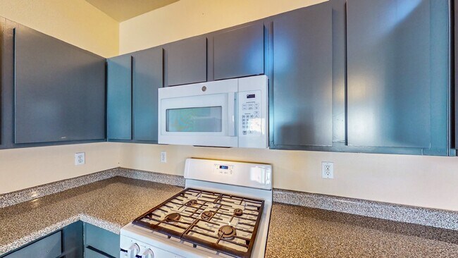 Building Photo - 2 BDR / 2.5 BATH SPACIOUS HOME