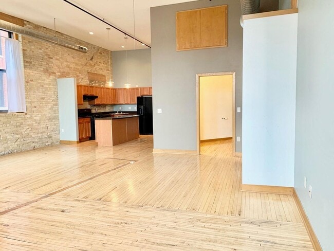 Building Photo - Stunning South 2nd Studio!