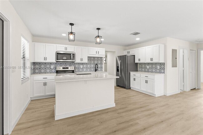 Building Photo - 328 SW 11th Ave