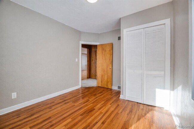 Building Photo - 321 Longspur Ln