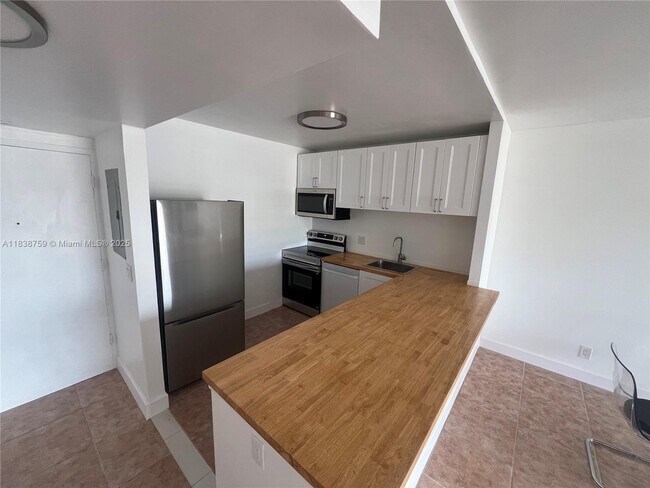 Building Photo - 1455 N Treasure Dr