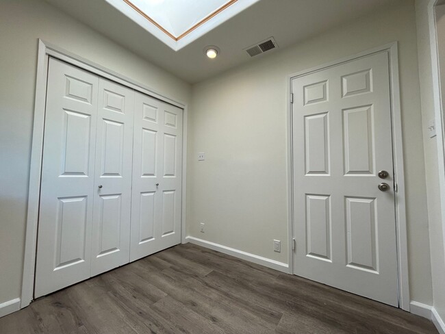 Building Photo - Centrally Located, Nicely Updated Througho...