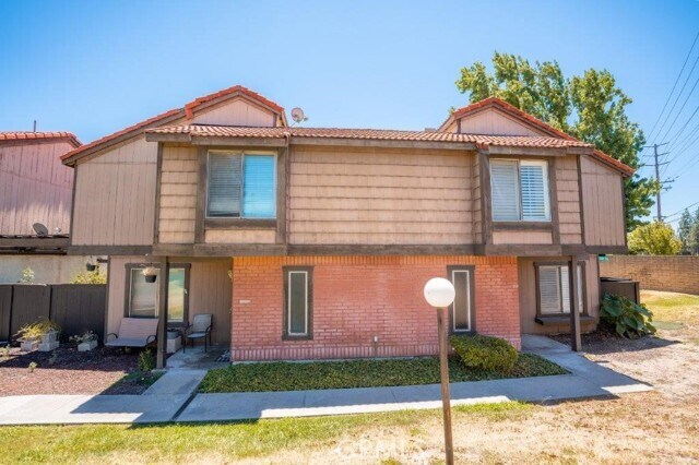Building Photo - 1830 N Vineyard Ave