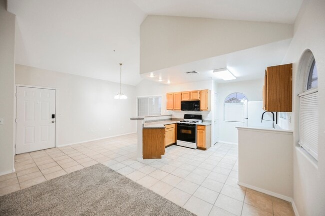 Building Photo - Gated Community townhome, with private garage