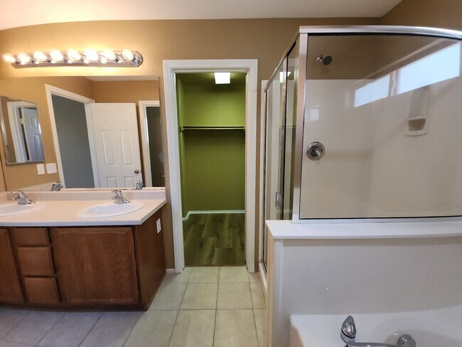 Building Photo - Beautiful detached home with fully fenced back yard.