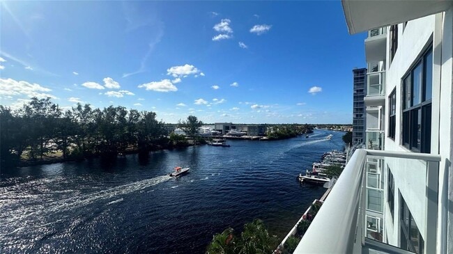 Building Photo - 1401 N Riverside Dr