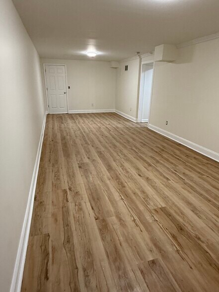 Building Photo - 301 Robin Hood Dr