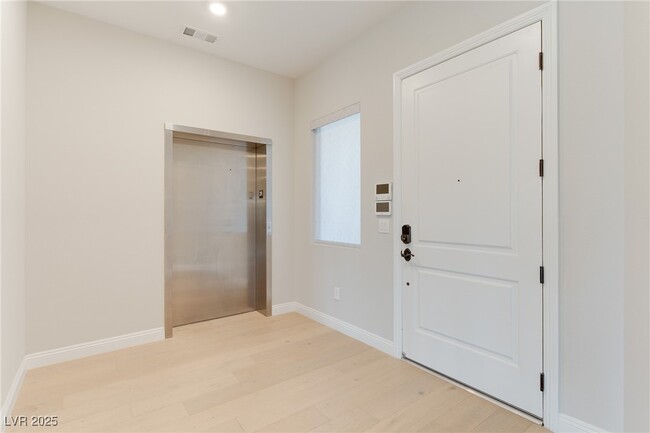 Building Photo - 9133 Las Manaitas Ave