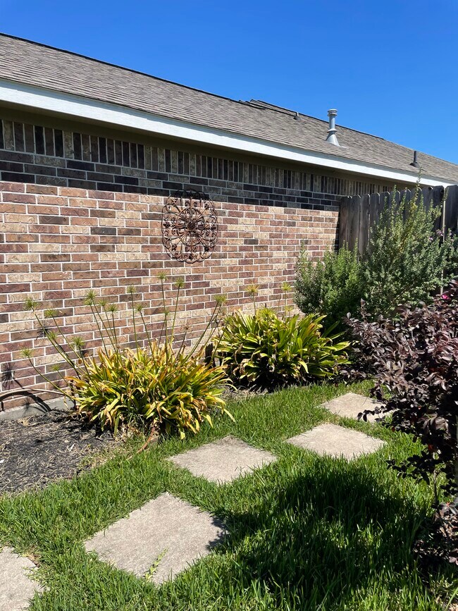 Building Photo - 6122 Stoney Brook Dr