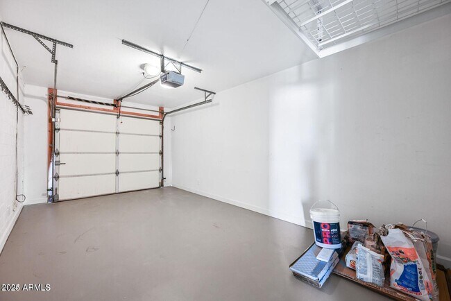 Building Photo - 8508 E Oak St