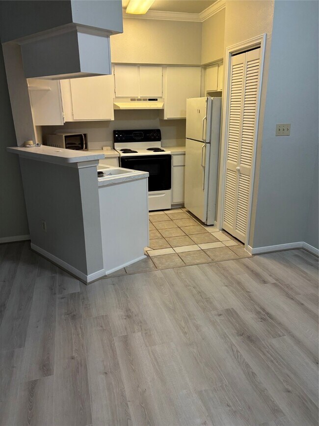 Building Photo - 2626 Holly Hall St