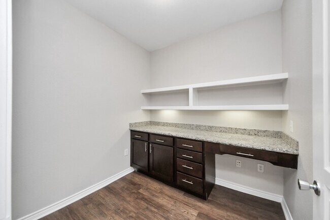 Building Photo - 3003 Memorial Ct