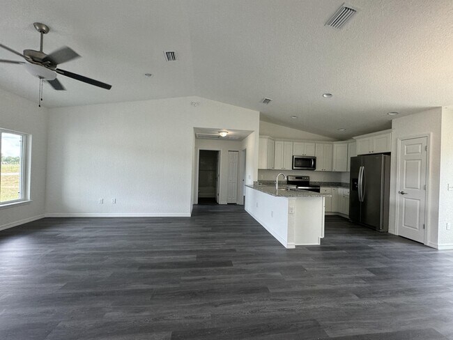 Building Photo - 91 Maple Dr