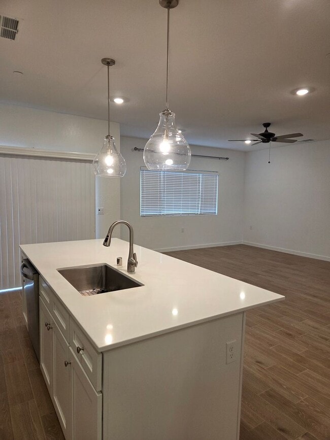 Building Photo - University Dr! Lemoore