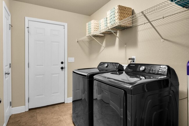 Building Photo - Splash in with a4/2 pool home in Holly-Cli...