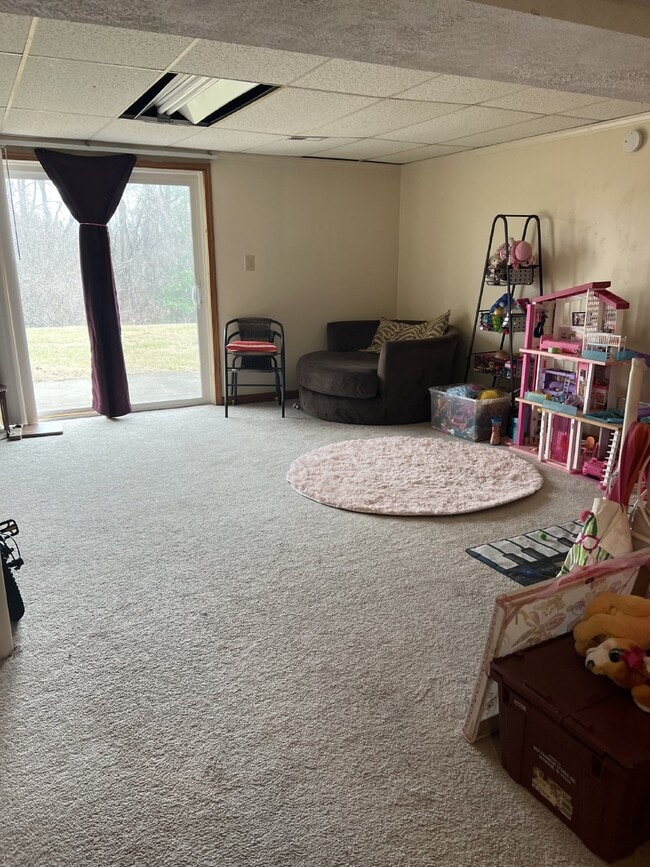 Building Photo - Spacious 3 Bdrm/2.5 Bath End Unit Townhome with Community Pool!!!