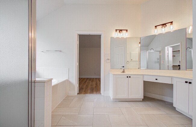 Building Photo - 2311 Meadow Briar Dr
