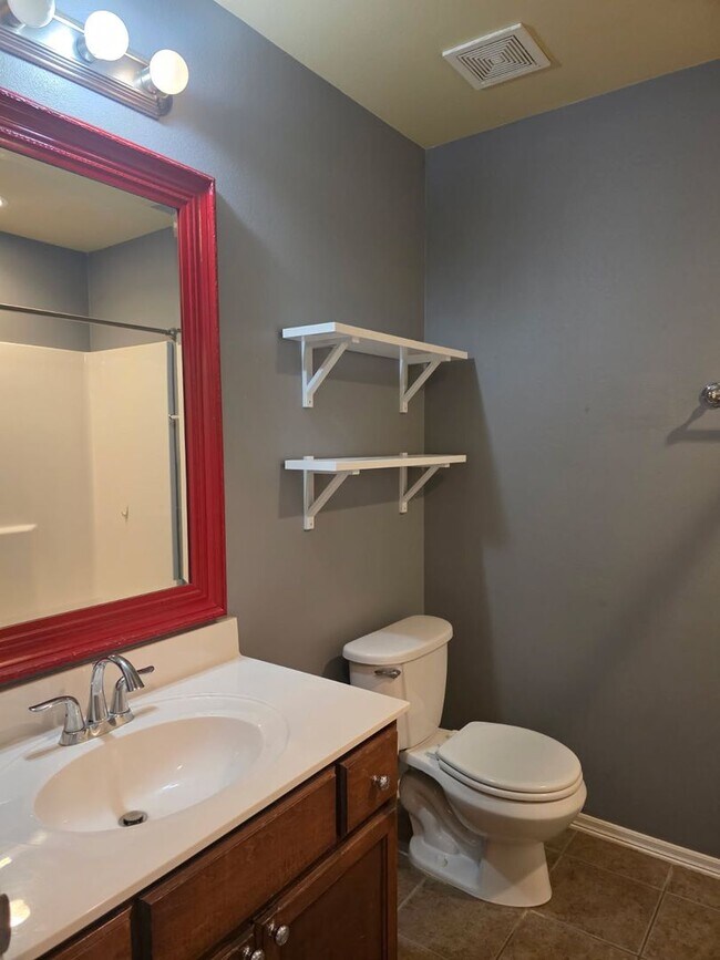 Building Photo - Beautiful home offers open floor plan with...