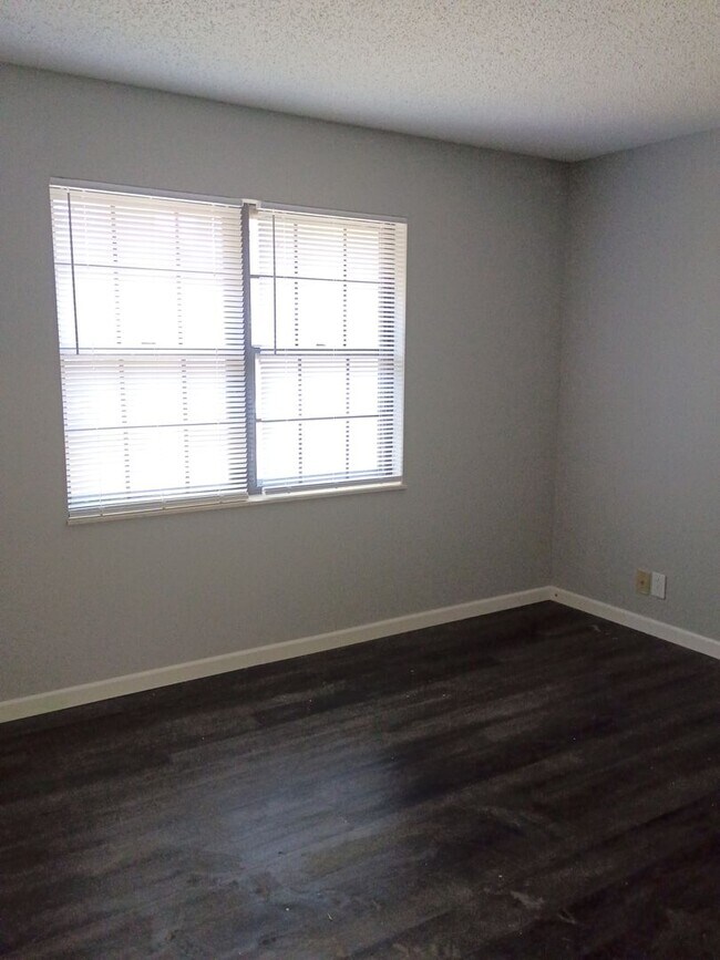 Building Photo - 2 bedroom 1 bath apt