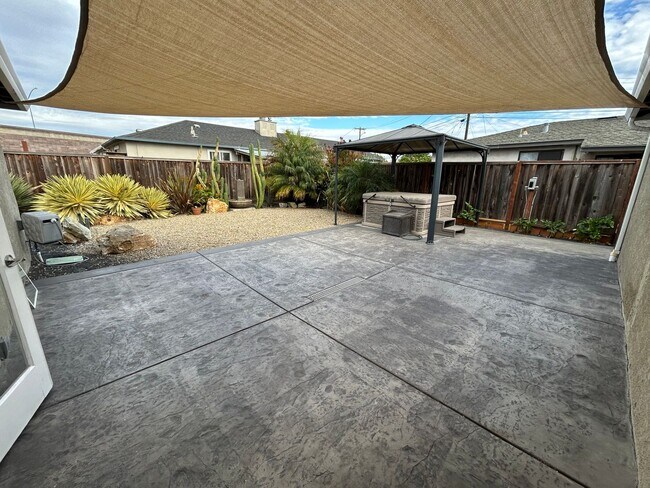 Building Photo - Spacious 3 Bed/1.5 Bath Home Located in He...
