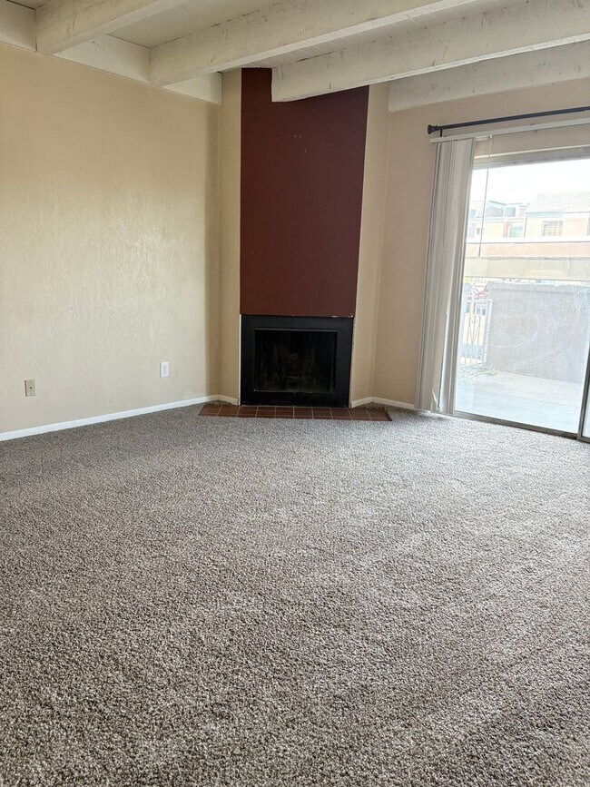Building Photo - 2 Bedroom Lower Level Unit - ALL UTILITIES...