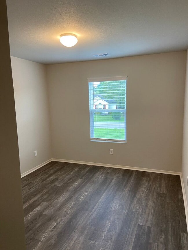 Building Photo - Preleasing Now! Four Bedroom | Two Bathroom Home in Fairview Haven