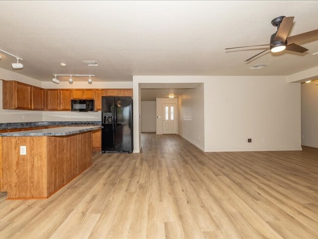 Building Photo - 3 Bedroom 2 Bathroom with Den