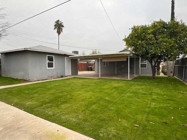 Building Photo - Northeast Bakersfield