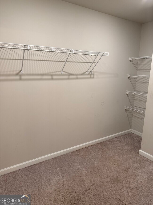 Building Photo - 725 Cole Dr