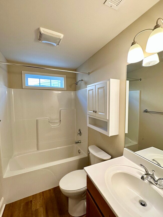 Counter height vanity, transom, tub/shower combo - 2312-B Belle Ave NE