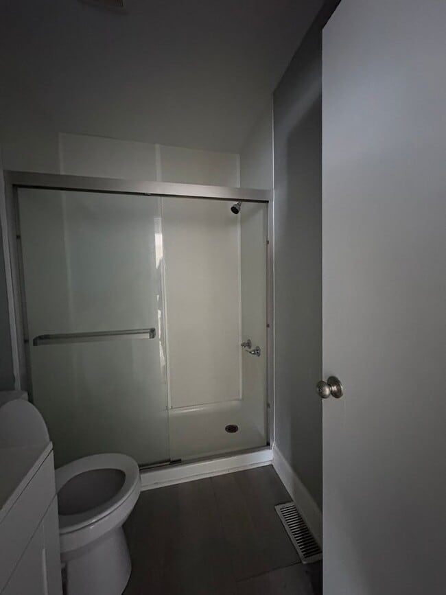 Building Photo - 2 Bedroom available now!!  $900/month!  Updated unit!!