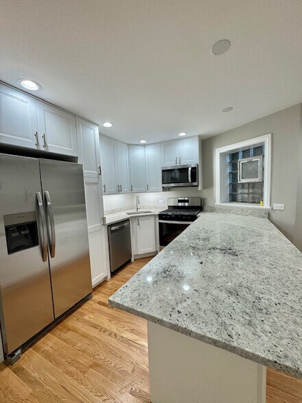 Building Photo - 3647 N Marshfield Ave