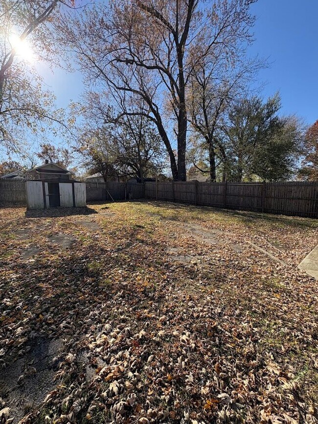 Building Photo - Three bedroom one bathroom home for rent