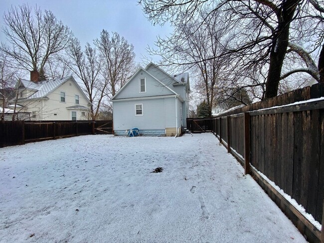 Building Photo - 4 Bedroom near Downtown Fargo!