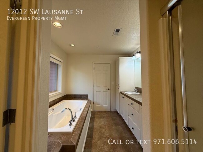 Building Photo - 12012 SW Lausanne St