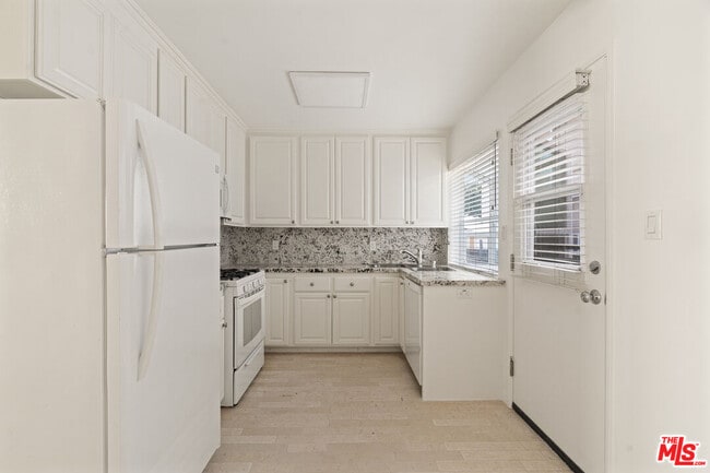 Building Photo - 1/2 Ocean Park Blvd