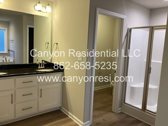 Building Photo - Great 3 BR 2 BA in great location won't last long!